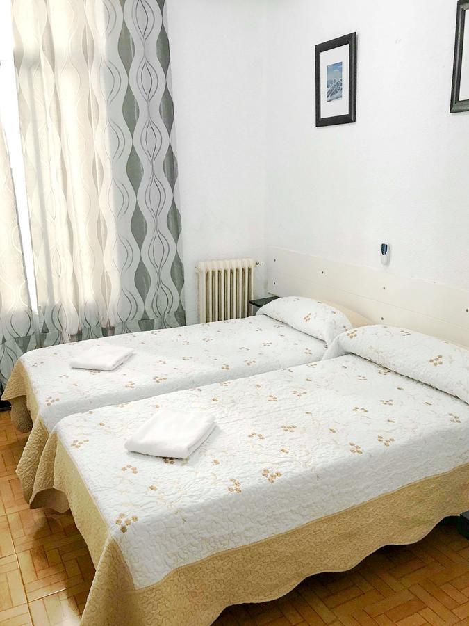 Hostal Los Arcos Hotel Мадрид Екстериор снимка