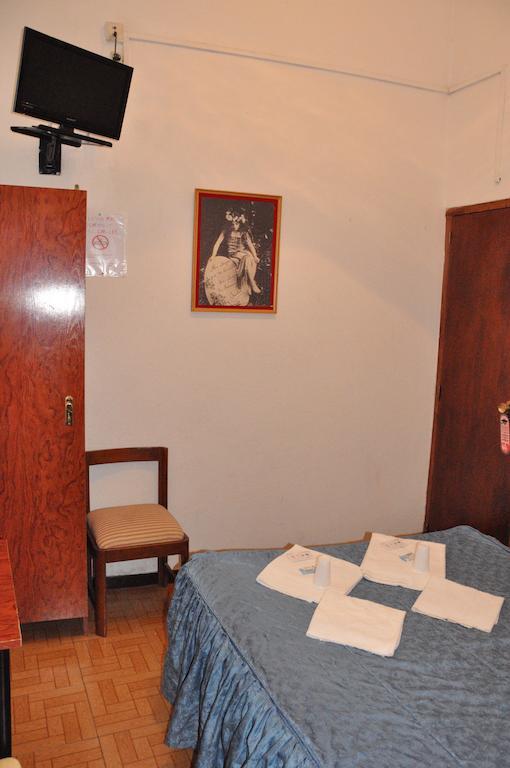 Hostal Los Arcos Hotel Мадрид Стая снимка